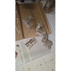 Visoki krem Keter Groove Tall plastični ormar sa drvenim ručkama i tri podesive police