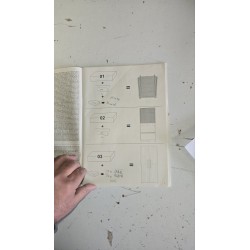 Visoki krem Keter Groove Tall plastični ormar sa drvenim ručkama i tri podesive police