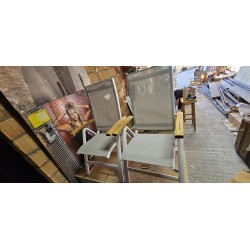 Set od 2 Cavalese sklopive baštenske stolice sa belim aluminijumskim ramom, sivom Ergotex tkaninom i rukonaslonima od tikovine
