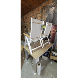 Set od 2 Cavalese sklopive baštenske stolice sa belim aluminijumskim ramom, sivom Ergotex tkaninom i rukonaslonima od tikovine