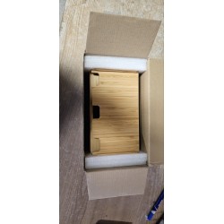 stanica-za-punjenje-i-drzac-za-telefone-od-bambusa-25x18-uzivo-1