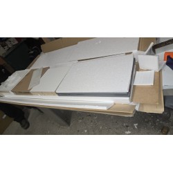 Montreal moderan viseći kupatilski element u belo sivoj boji, sa otvorenim i zatvorenim odeljcima, dimenzija 30x30x131.5 cm