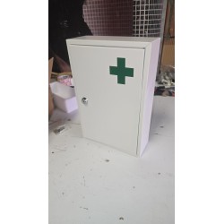 Beli Relaxdays metalni ormarić za lekove 32x21.5x8 cm sa zelenim krstom, bravom i dve police oštećenje