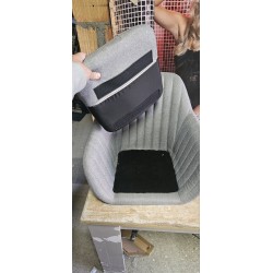 Actona Emilia svetlo siva trpezarijska stolica sa Corsica tkaninom, vertikalnim šavovima i nogarima od nauljenog hrasta