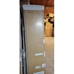 Alpsko beli trokrilni ormar Rauch Case sa klasičnim vratima dimenzija 135x197x54 cm i Texline unutrašnjim dekorom