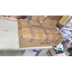 Visoki crno-sivi Keter Stilo plastični ormar sa tri podesive police i ergonomskim crvenim detaljima na ručkama