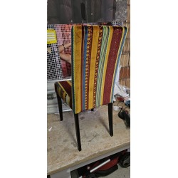 Kare Design Econo Very British tapacirana stolica sa šarenom tekstilnom presvlakom, crnim nogarima od bukve i visokim naslonom