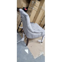 Kare Design Prince Velvet siva stolica sa rukonaslonima, dugmadima na naslonu, nogarima od bukve masiv i rezom na presvlaci