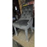 Kare Design Prince Velvet siva stolica sa rukonaslonima, dugmadima na naslonu, nogarima od bukve masiv i rezom na presvlaci