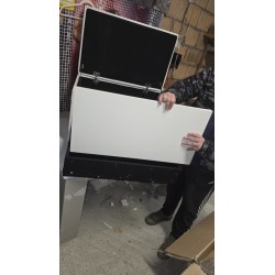 Bela Fancy Box klupa-kutija za cipele sa crnom unutrašnjošću i oštećenjima na vratima, fioci i gornjoj strani