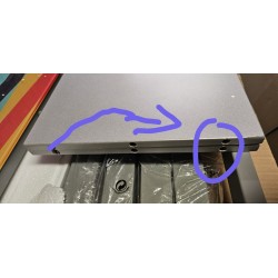 Suarez Serra produživi trpezarijski sto od kaljenog stakla sa šarenim linijama, sivim MDF produžetkom i outlet oštećenjem