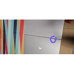 Suarez Serra produživi trpezarijski sto od kaljenog stakla sa šarenim linijama, sivim MDF produžetkom i outlet oštećenjem