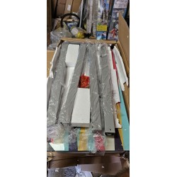 Suarez Serra produživi trpezarijski sto od kaljenog stakla sa šarenim linijama, sivim MDF produžetkom i outlet oštećenjem