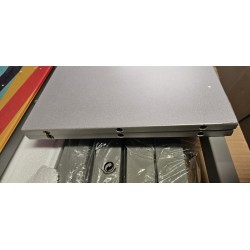 Suarez Serra produživi trpezarijski sto od kaljenog stakla sa šarenim linijama, sivim MDF produžetkom i outlet oštećenjem