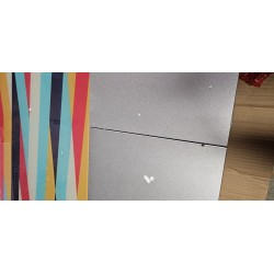 Suarez Serra produživi trpezarijski sto od kaljenog stakla sa šarenim linijama, sivim MDF produžetkom i outlet oštećenjem