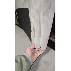 Sivi Hampton tapacirani ram kreveta za dušek 150x190 cm sa česterfild uzglavljem i vidljivim outlet oštećenjem konstrukcije