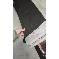 Sivi Hampton tapacirani ram kreveta za dušek 150x190 cm sa česterfild uzglavljem i vidljivim outlet oštećenjem konstrukcije