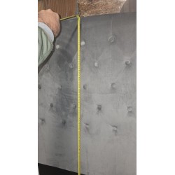 Sivi Hampton tapacirani ram kreveta za dušek 150x190 cm sa česterfild uzglavljem i vidljivim outlet oštećenjem konstrukcije