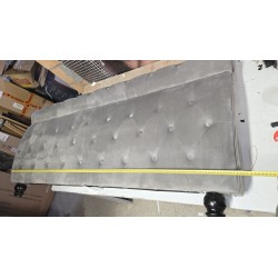 Sivi Hampton tapacirani ram kreveta za dušek 150x190 cm sa česterfild uzglavljem i vidljivim outlet oštećenjem konstrukcije