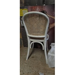 Biscottini bela Thonet stolica od masiva jasena sa pletenim ratan sedištem u vintage bistro stilu uživo