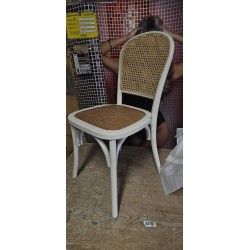 Biscottini bela Thonet stolica od masiva jasena sa pletenim ratan sedištem u vintage bistro stilu uživo
