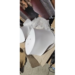 Norrwood Hendra set od dve bele stolice sa plastičnim sedištem, rukonaslonima i metalnim ramom
