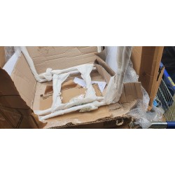 Norrwood Hendra set od dve bele stolice sa plastičnim sedištem, rukonaslonima i metalnim ramom