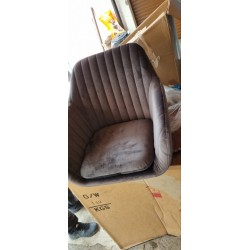 Detalj vertikalnih šavova na naslonu Emilia stolice