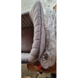 Detalj vertikalnih šavova na naslonu Emilia stolice