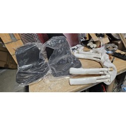 Mercado stolica crna plastika metal dekor bukve