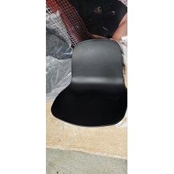 Stolica sa crnim plastičnim sedištem i metalnim ramom