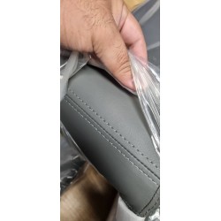 Detalj sive veštačke kože na Ratos stolici
