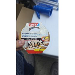 Tesa Extra Strong dvostrano lepljiva traka za sigurno fiksiranje tepiha i PVC podova dimenzija 10m x 50mm