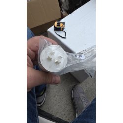Beli radni kondenzator kapaciteta 30 mikrofareda sa duplim faston konektorima i navojem za fiksiranje