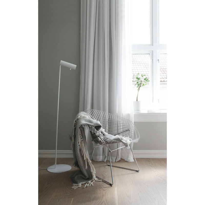 Bela samostojeća podna lampa Nordlux DFTP Mib 6 sa podesivim spot reflektorom
