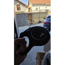 Crni Flexi New Classic L automatski povodac za pse sa trakom od 8 m, hromiranim karabinerom i vidljivim tragovima korišćenja