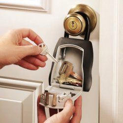 Crno-sivi Master Lock 5400EURD sef za ključeve sa četvorocifrenom šifrom i šeklom za kačenje