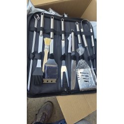 Set inox pribora za roštilj od 11 delova u crnoj torbi za nošenje