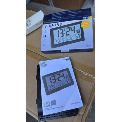 TFA Dostmann digitalni zidni sat crni sa velikim LCD ekranom i prikazom temperature i datuma