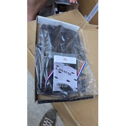 Staub liveni grill tiganj 34x21cm sa sklopivom ručkom i emajliranim gusom za savršen roštilj