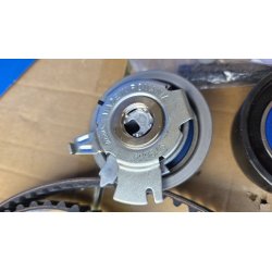 SKF VKMA 36055 garnitura klinastog rebrastog kaiša sa kaišem VKMV 6PK1199, zatezačem i rolerom