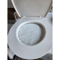 Bela Wenko SPA WC daska od Duroplasta sa akrilnom površinom i vidljivom naprslinom blizu šarke nastalom u transportu
