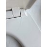 Bela Wenko SPA WC daska od Duroplasta sa akrilnom površinom i vidljivom naprslinom blizu šarke nastalom u transportu