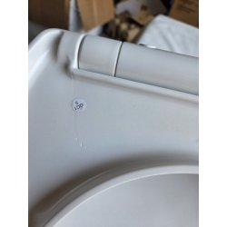 Bela Wenko SPA WC daska od Duroplasta sa akrilnom površinom i vidljivom naprslinom blizu šarke nastalom u transportu