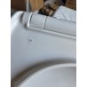 Bela Wenko SPA WC daska od Duroplasta sa akrilnom površinom i vidljivom naprslinom blizu šarke nastalom u transportu