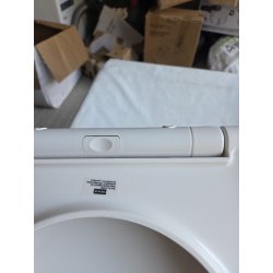 Bela Wenko SPA WC daska od Duroplasta sa akrilnom površinom i vidljivom naprslinom blizu šarke nastalom u transportu
