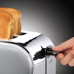 Russell Hobbs Adventure toster od brušenog čelika sa udubljenjem na bočnoj strani i rešetkom za peciva