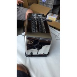Russell Hobbs Adventure toster od brušenog čelika sa udubljenjem na bočnoj strani i rešetkom za peciva