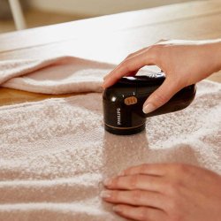 Korišćen crni Philips GC026/80 aparat za uklanjanje ućebanih vlakana sa tkanine